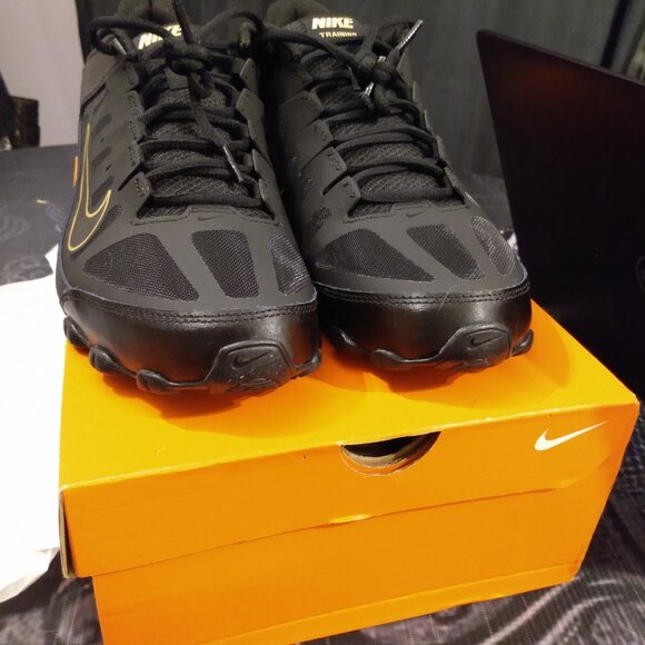 Nike sneakers size 10 - Picture 2 of 7